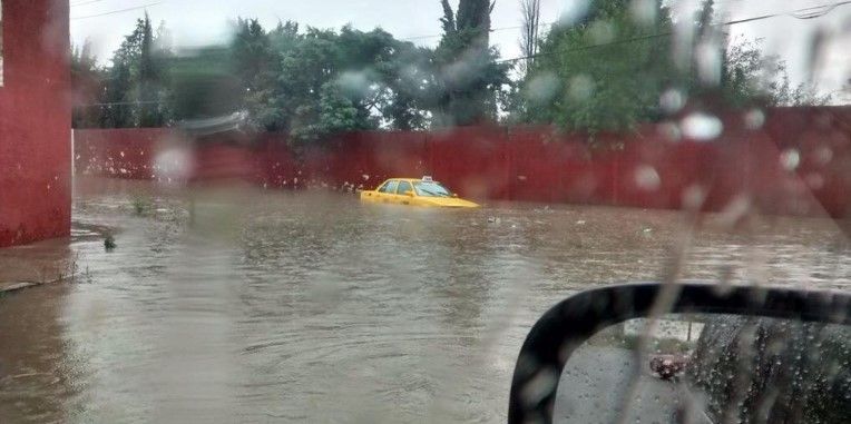 Autos varados por lluvia en Saltillo