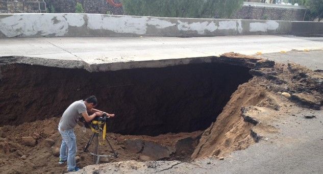 Aparece socavón en vialidad principal de León