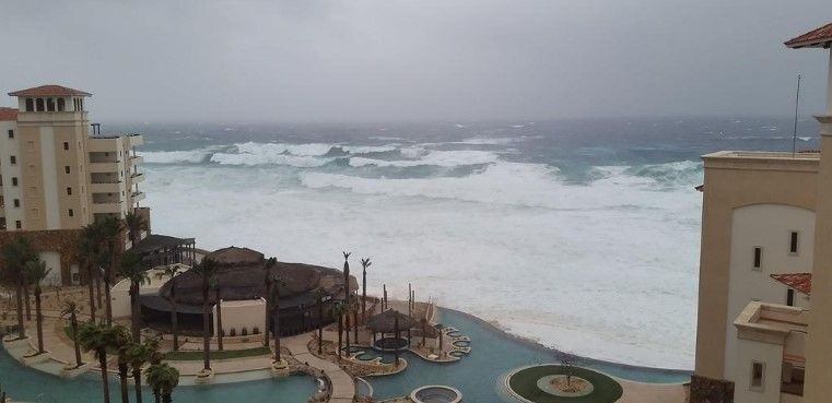 Grandes oleajes en BCS por tormenta tropical Blanca Grandes oleajes en BCS por tormenta tropical Blanca