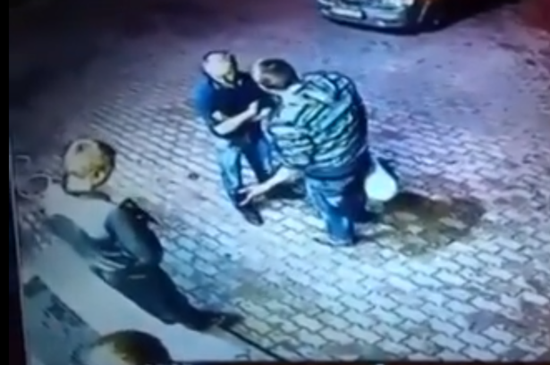 Video: anciano exboxeador noquea a jóvenes Video: anciano exboxeador noquea a jóvenes