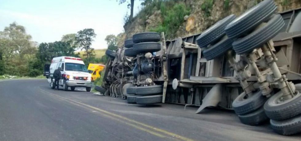 Vuelca tráiler en la carretera México-Puebla