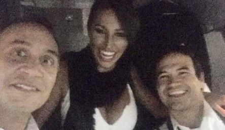 Demandan y despiden a pilotos por volar con celebridad en la cabina del avión