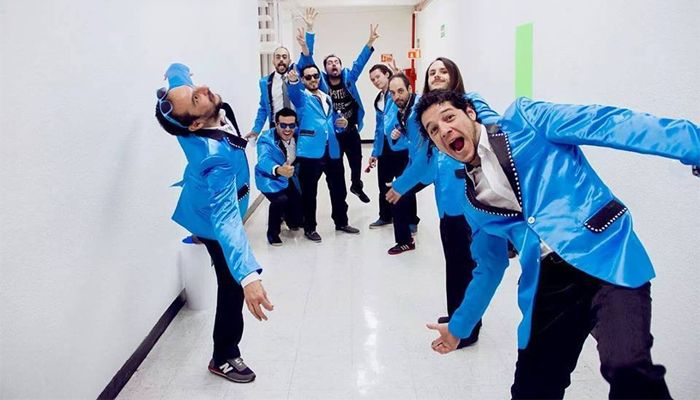 Agrupación Cariño pone a bailar a Glastonbury Agrupación Cariño pone a bailar a Glastonbury