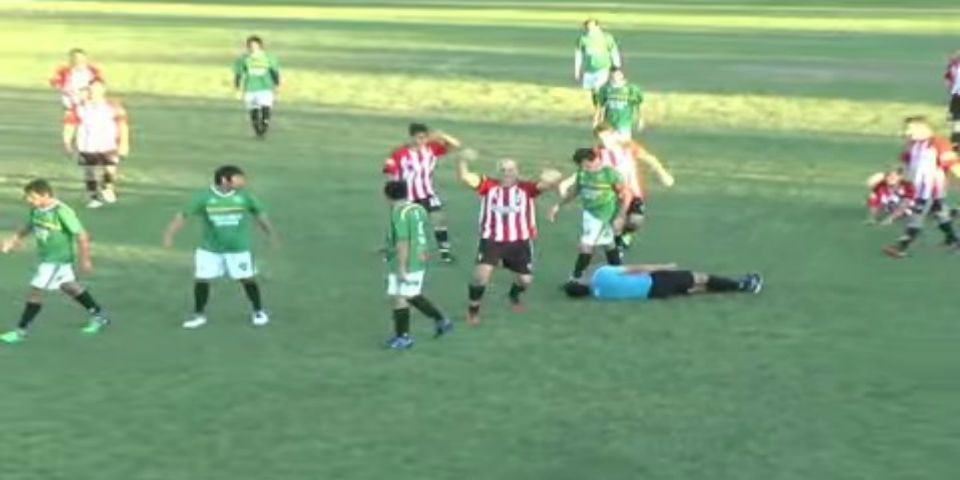 Jugador argentino noquea al árbitro que lo amonestó