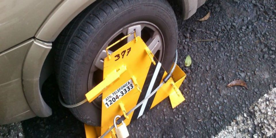 Policías intentan inmovilizar bicicleta con una ‘araña’