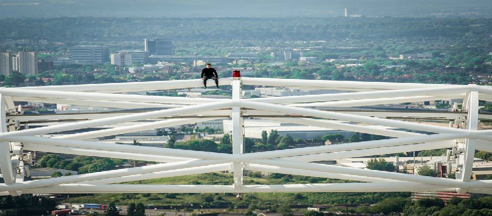 Escalador conquista arco de Wembley Escalador conquista arco de Wembley
