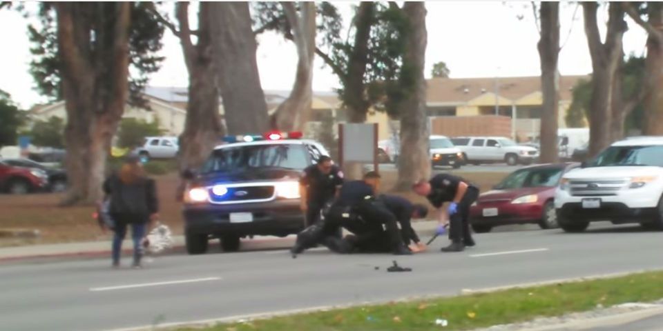 Detienen con violencia a un hispano en California Detienen con violencia a un hispano en California