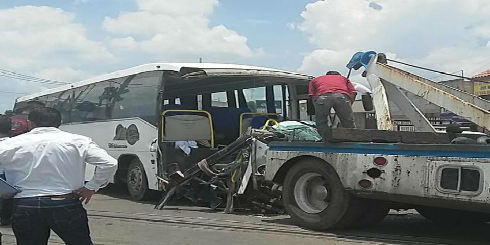 Tren arrolla a un autobús en el Estado de México