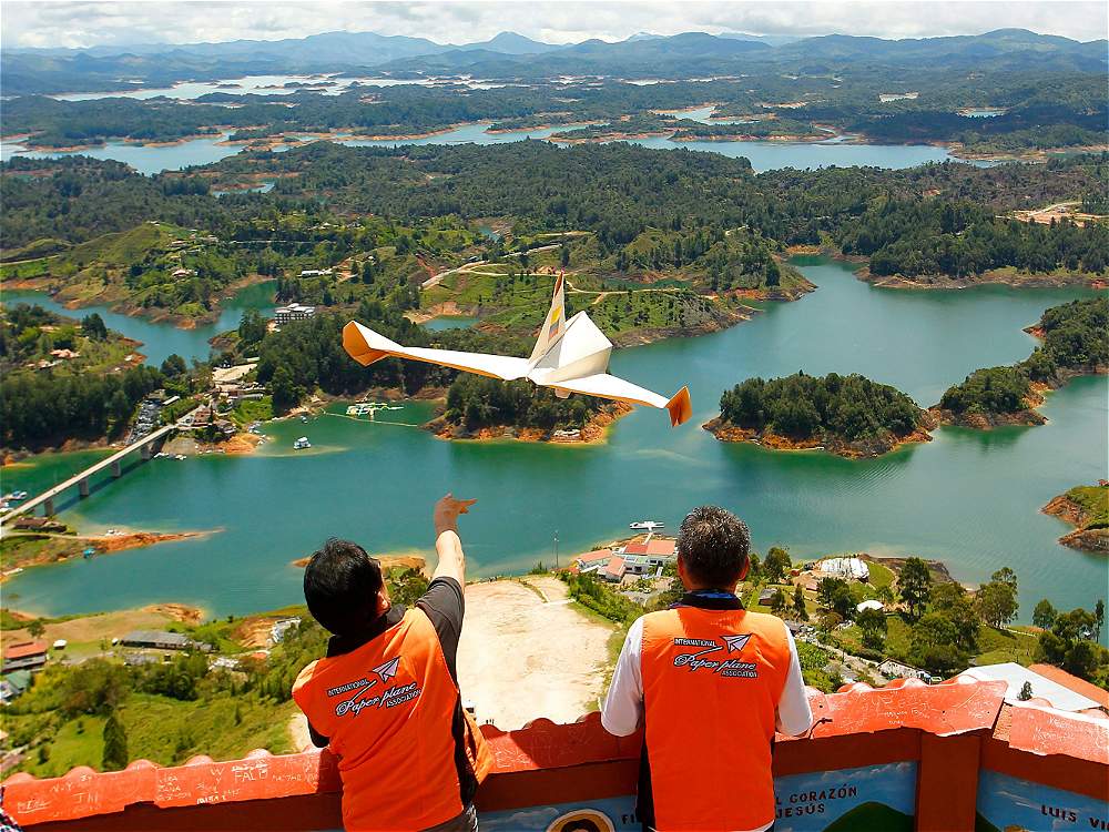 Aviones de papel invaden cielo de Colombia