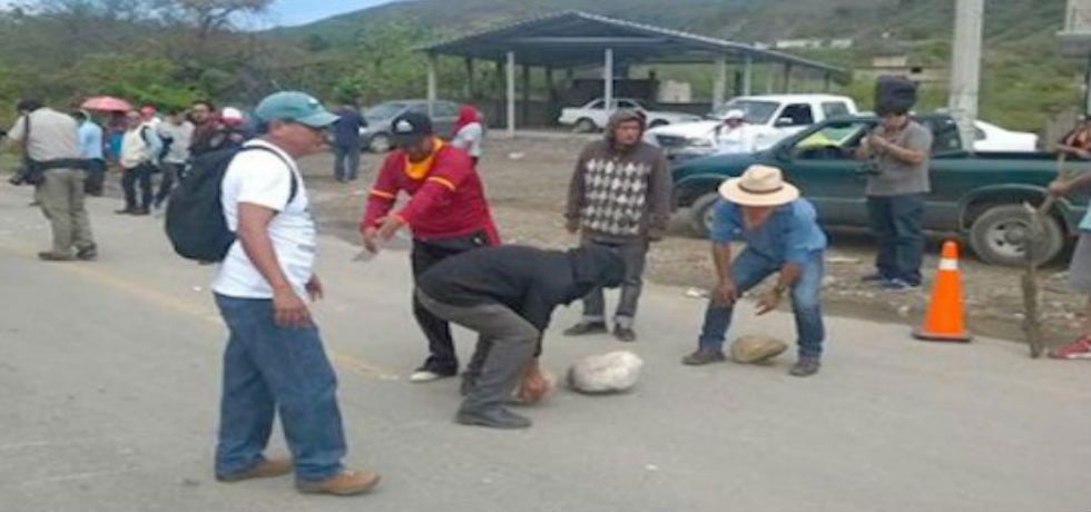 Bloquean carretera Tixtla-Chilpancingo