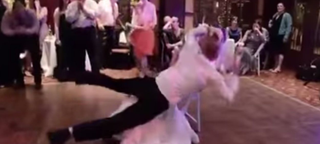Video: se le pasan las copas a este novio en su boda Video: se le pasan las copas a este novio en su boda
