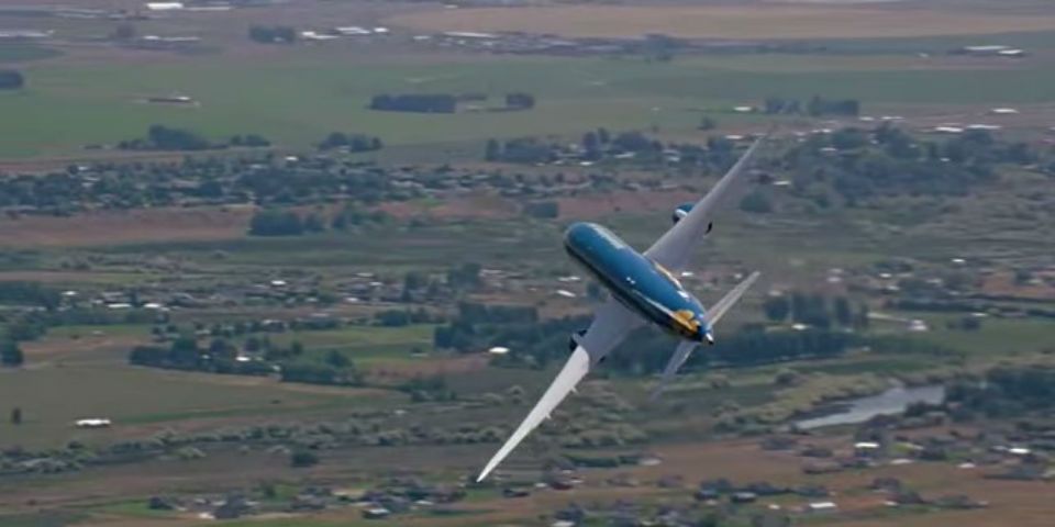 Piruetas de un 787-9 Dreamliner en el aire Piruetas de un 787-9 Dreamliner en el aire