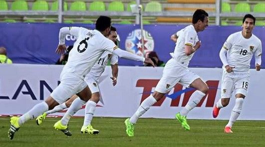 Bolivia sorprende a Ecuador