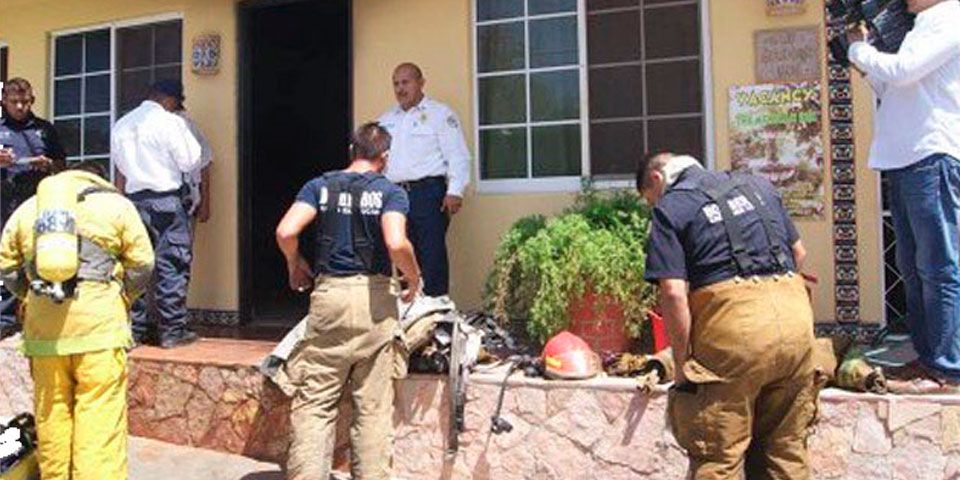 Obligan a bomberos a desvestirse luego de apagar incendio