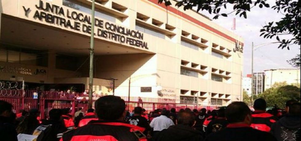 Protestan bomberos en la Ciudad de México