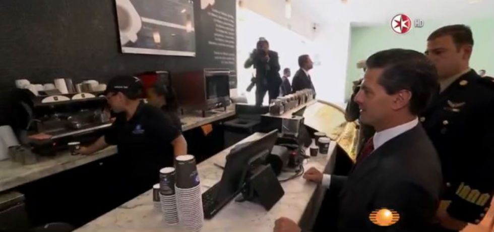 EPN hace pausa y se toma una taza de café