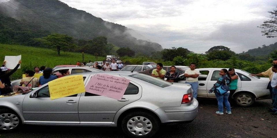 Profesores bloquean carreteras y escuelas en Veracruz