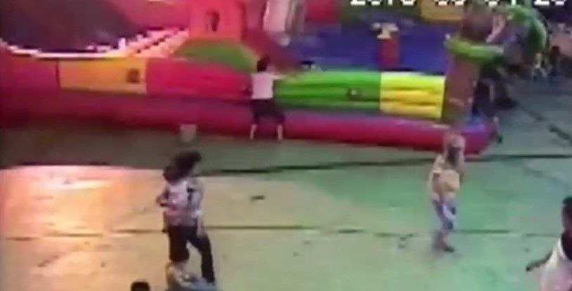 Muere niña china en castillo inflable