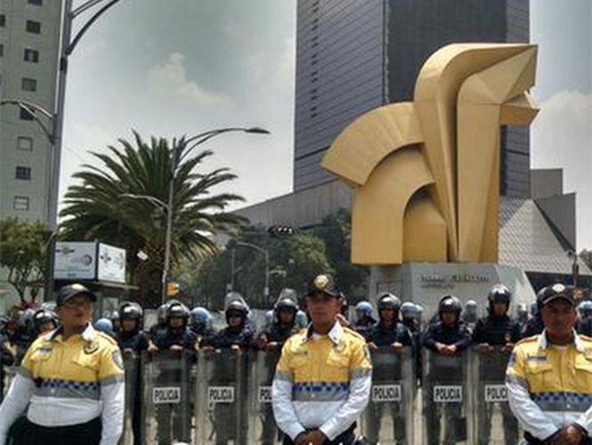 Policía del DF impide que maestros lleguen al Zócalo