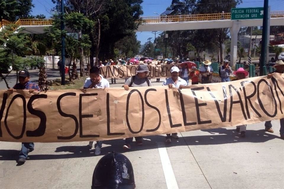 Maestros de Guerrero marchan a 9 meses de Ayotzinapa