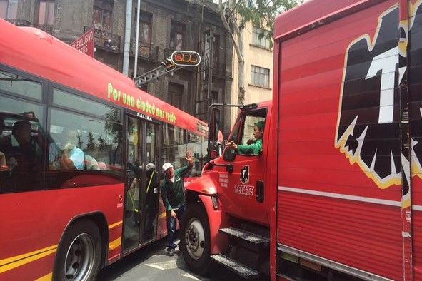 Choca Metrobús con camión de cerveza en Bucareli