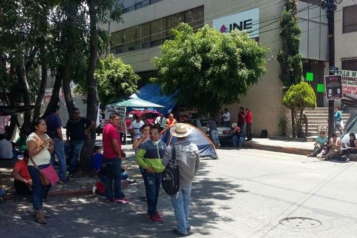 Bloquea CNTE accesos a INE de Michoacán