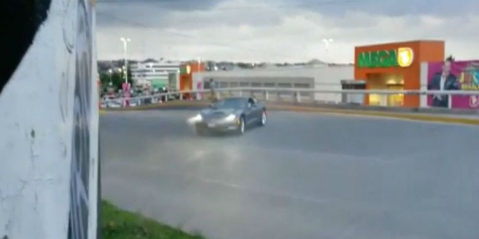 Bloquean calle para hacer piruetas en Naucalpan