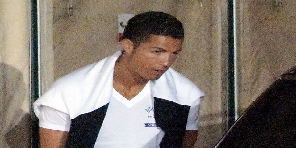 Fotografían a Cristiano Ronaldo orinando en la calle