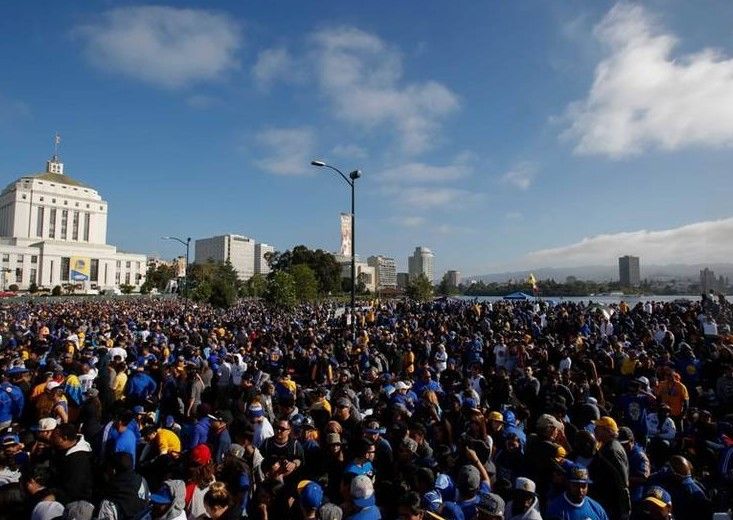 Golden State desfila por las calles de Oakland