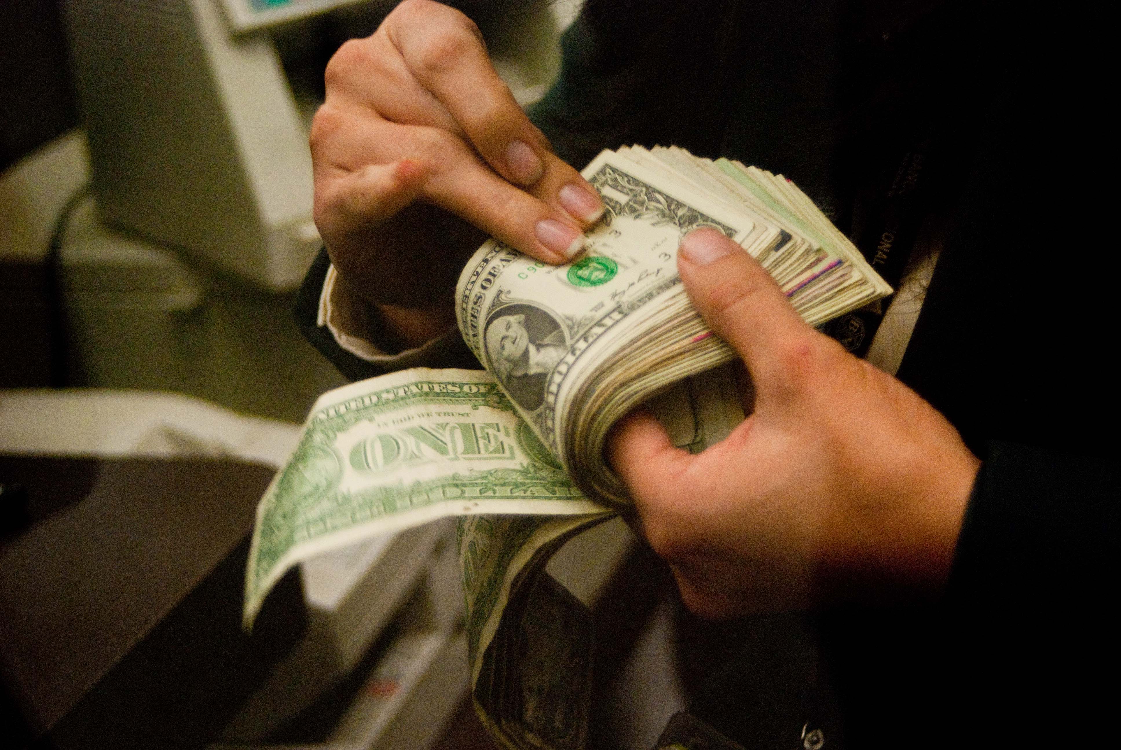 El dólar se vende hasta en 16 pesos