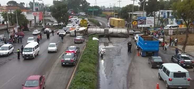 Volcadura de pipa en la Lechería-Texcoco deja un muerto