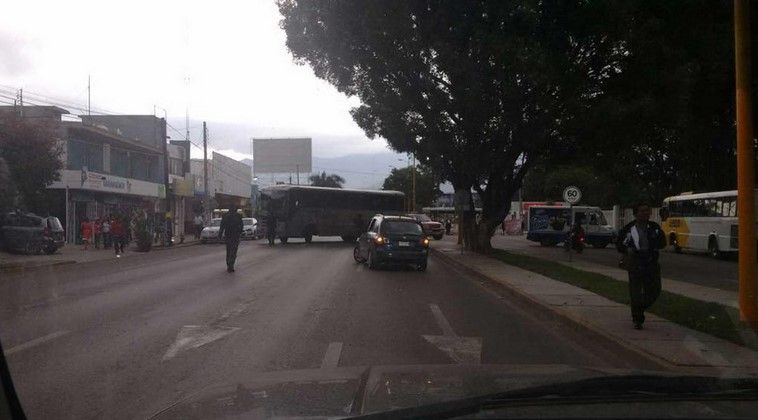 Encapuchados bloquean Avenida Universidad en Oaxaca