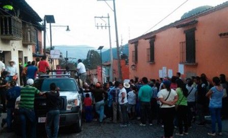 Se enfrentan simpatizantes del PRD con policías del Edomex