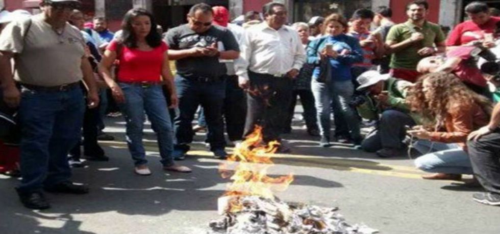 CNTE quema papeletas de evaluación docente