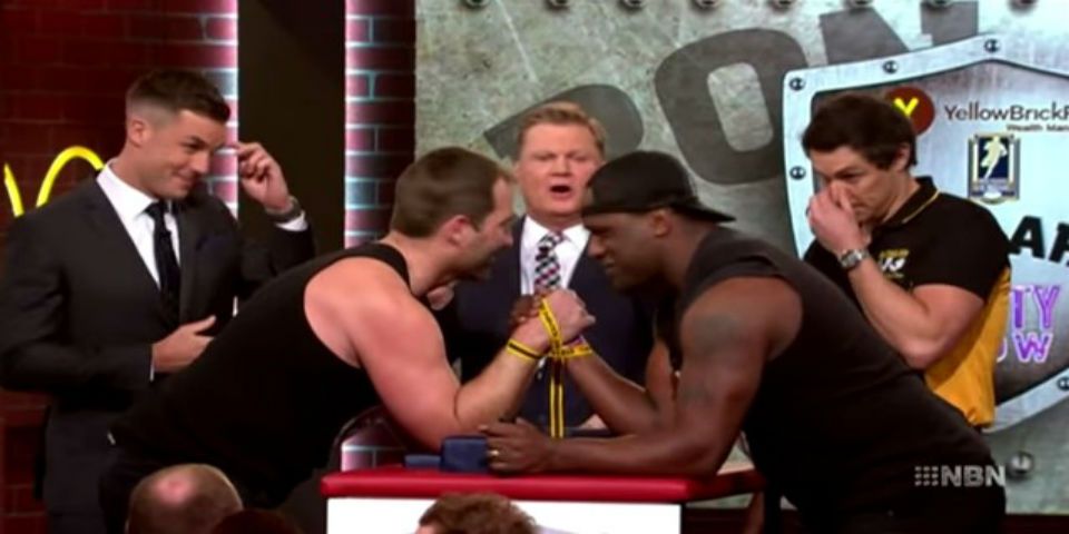 Exjugador se rompe el brazo en concurso de fuercitas