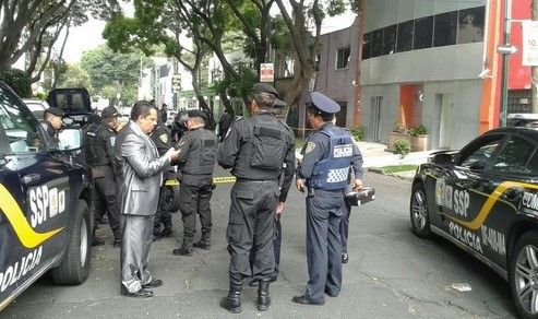 Encuentran granada en arreglo floral en la Del Valle