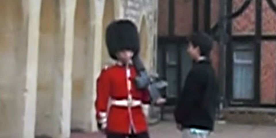 Guardia de la reina Isabel II amenaza a turista Guardia de la reina Isabel II amenaza a turista