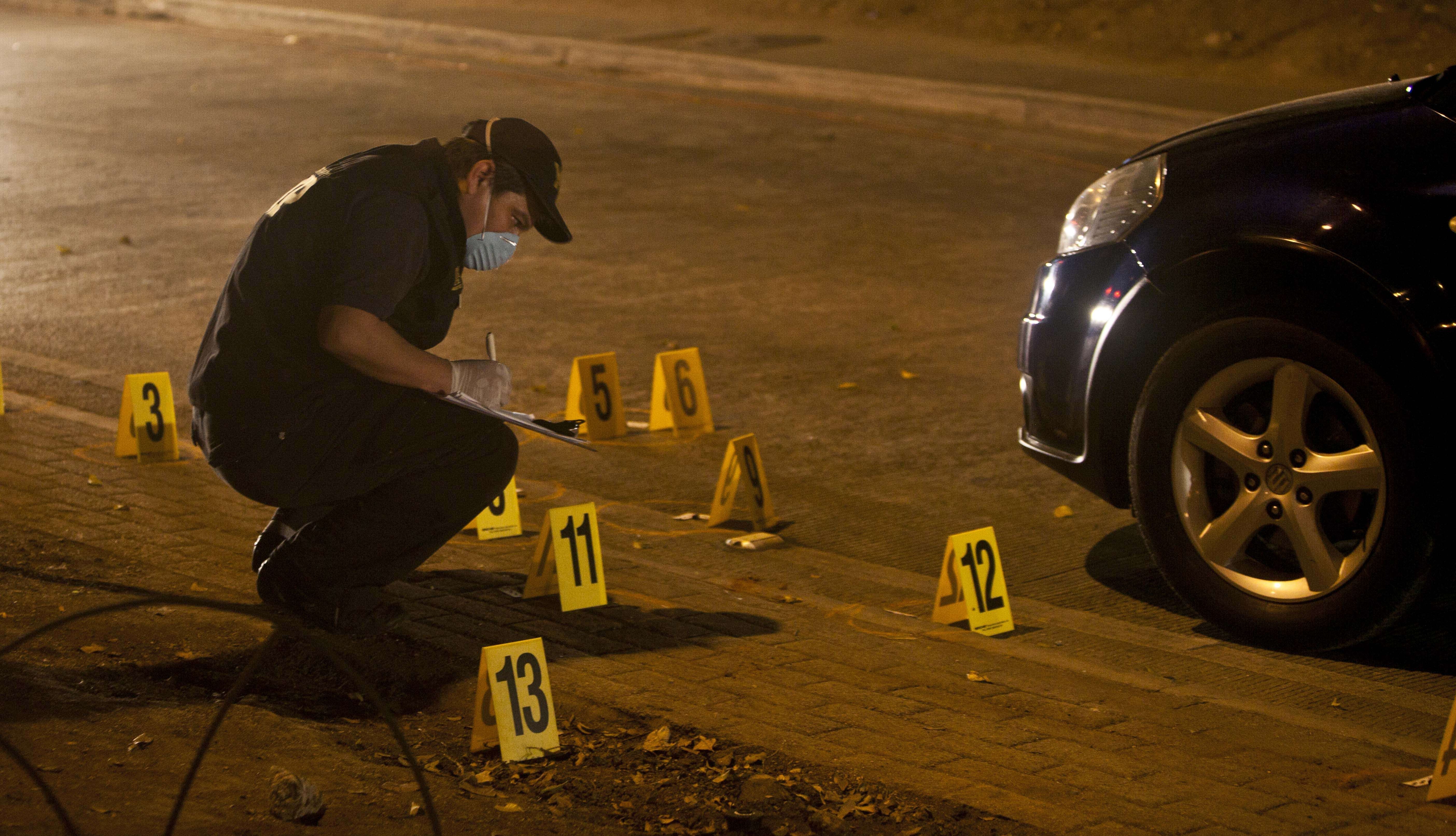 Encuentran 10 cuerpos en fosas de Acapulco