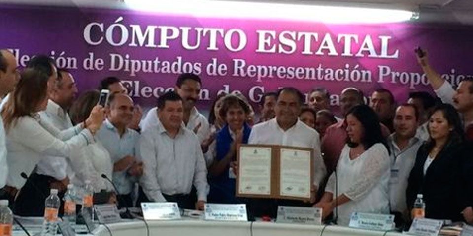 Recibe Héctor Astudillo constancia de mayoría