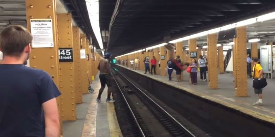 Un hombre falla en su intento por saltar vías del metro Un hombre falla en su intento por saltar vías del metro