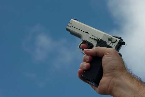 Niño habría asesinado a su padre con arma de fuego Niño habría asesinado a su padre con arma de fuego