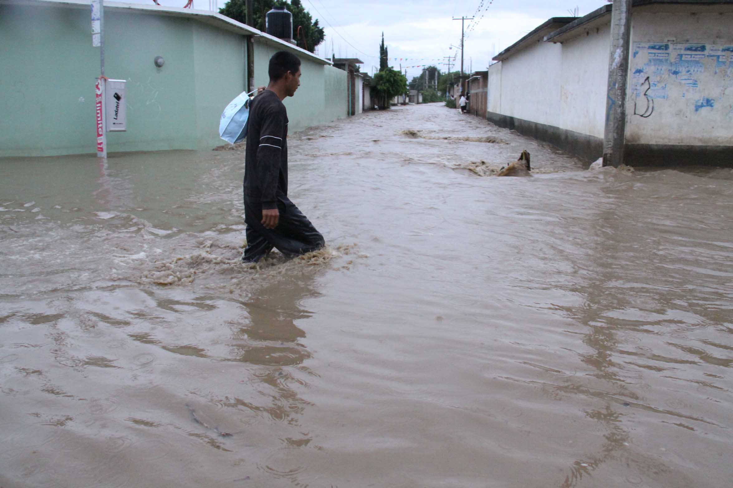 Evacuan a pobladores por desbordamiento de río en Sonora
