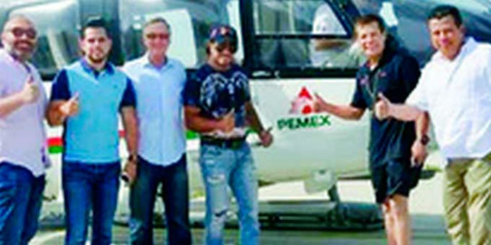 Julio César Chávez pasea en helicóptero de Pemex