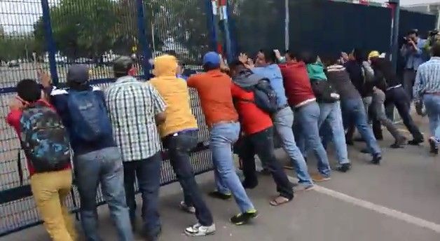Video: maestros derriban valla para tomar Aeropuerto de Oaxaca