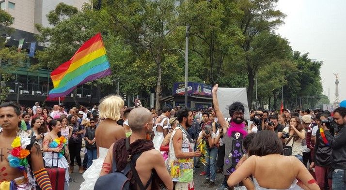Exigen a escuela de California respetar identidad cultural de alumnos - marcha-gay-disfraces