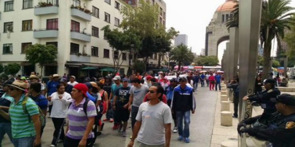Maestros marchan del Monumento a la Revolución hacia la SEGOB