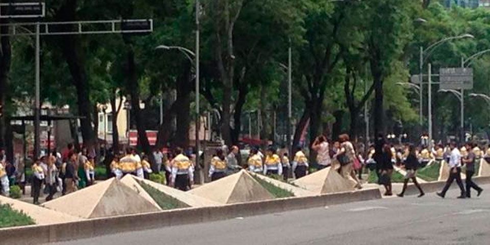 Marcha por normalistas llega a Bellas Artes