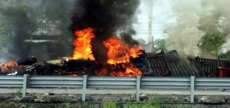 Fuego consume tráiler en la México-Querétaro
