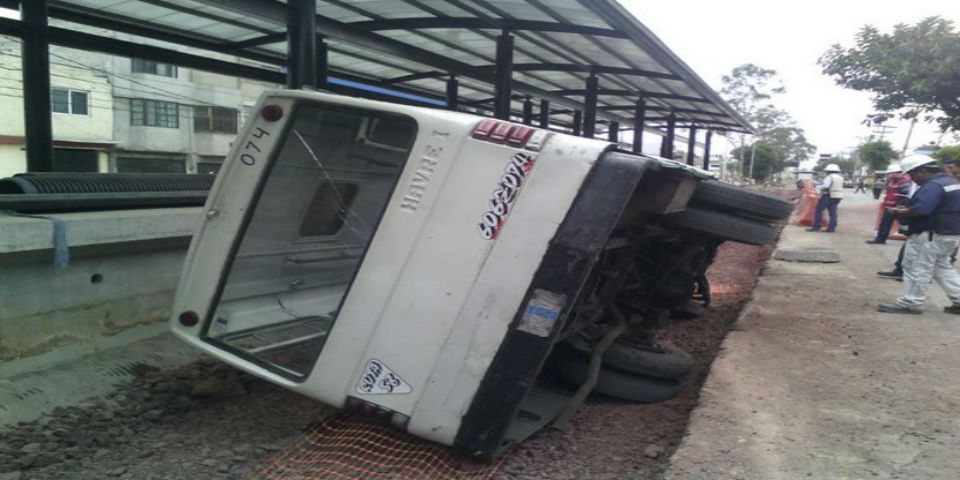 Microbús vuelca en San Juan de Aragón