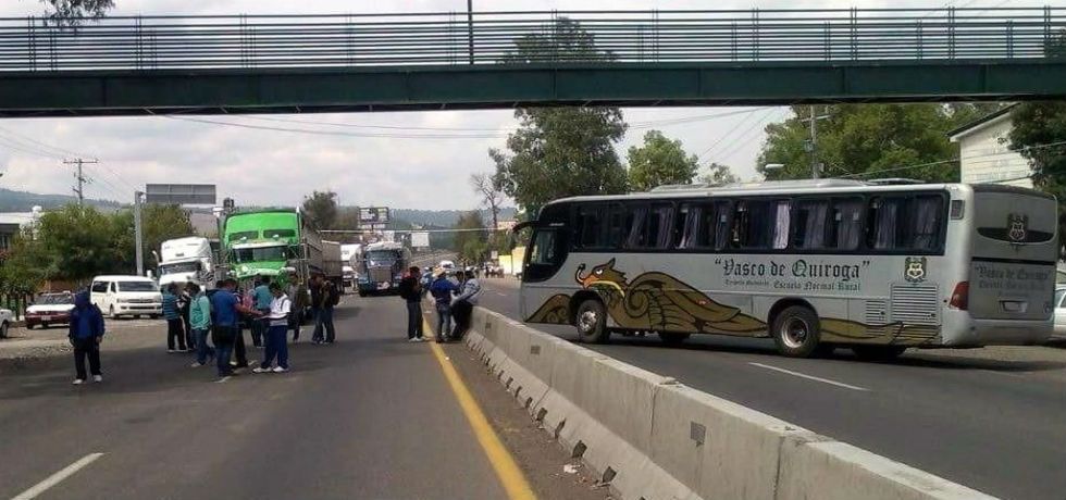 Normalistas bloquean acceso a Morelia